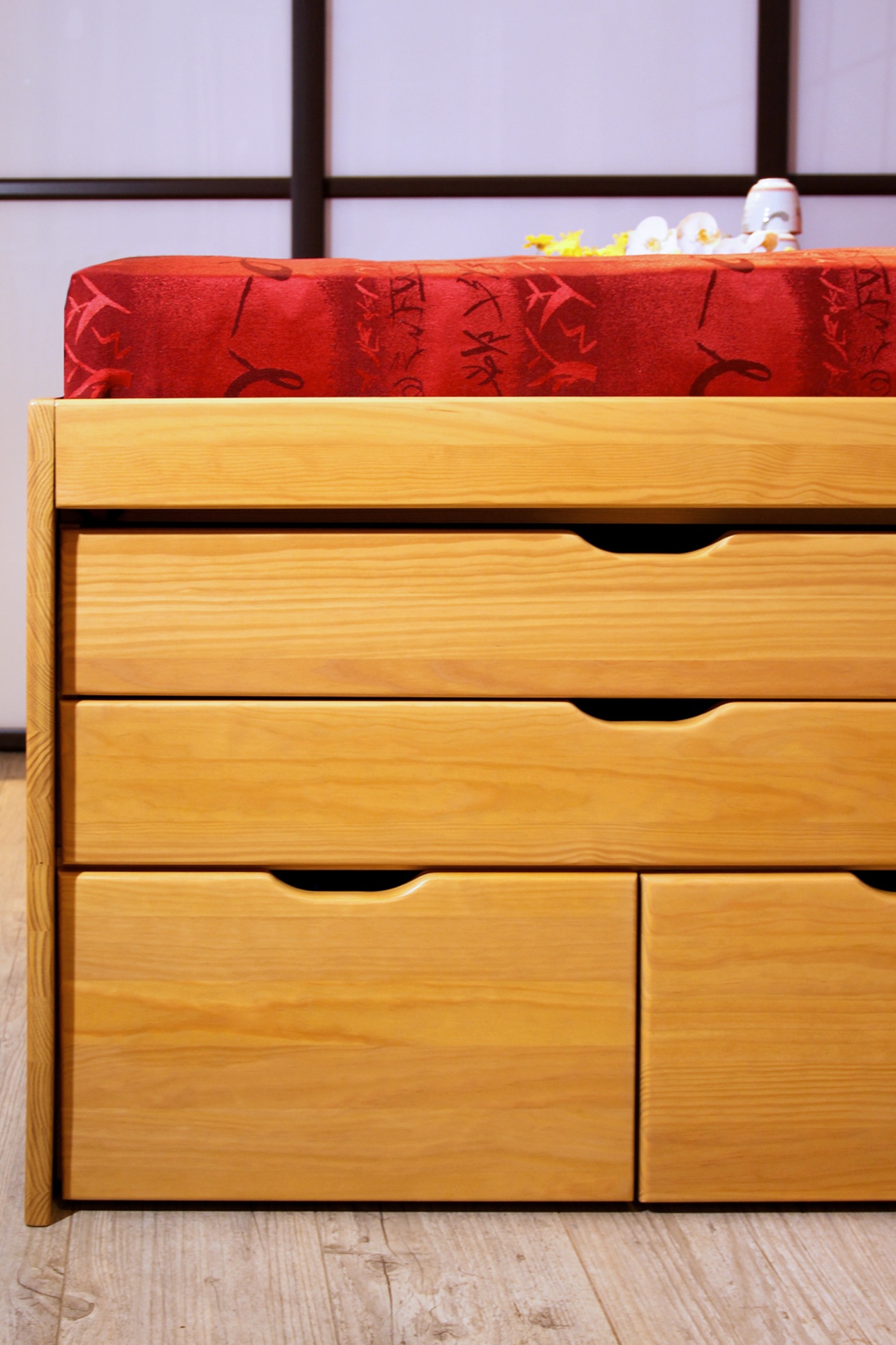 Détail des tiroirs Massako en bois massif