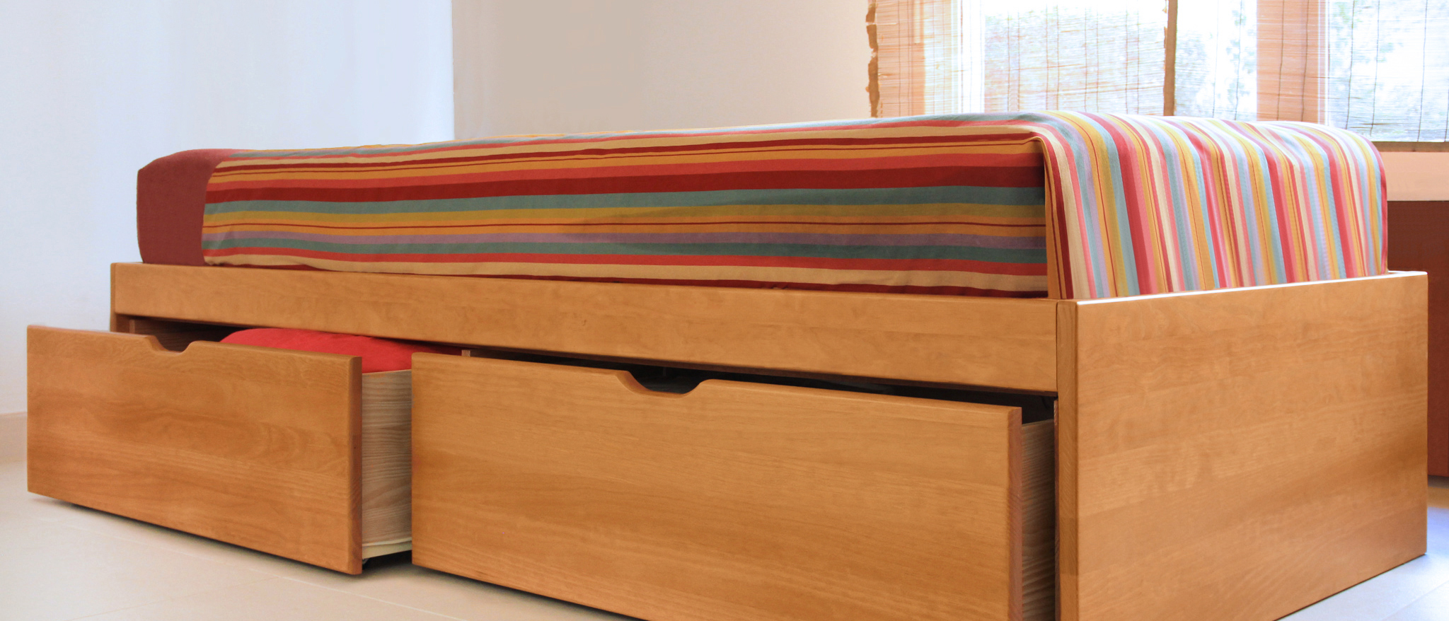 Lits à tiroirs en bois massif avec tiroirs de rangement intégrés